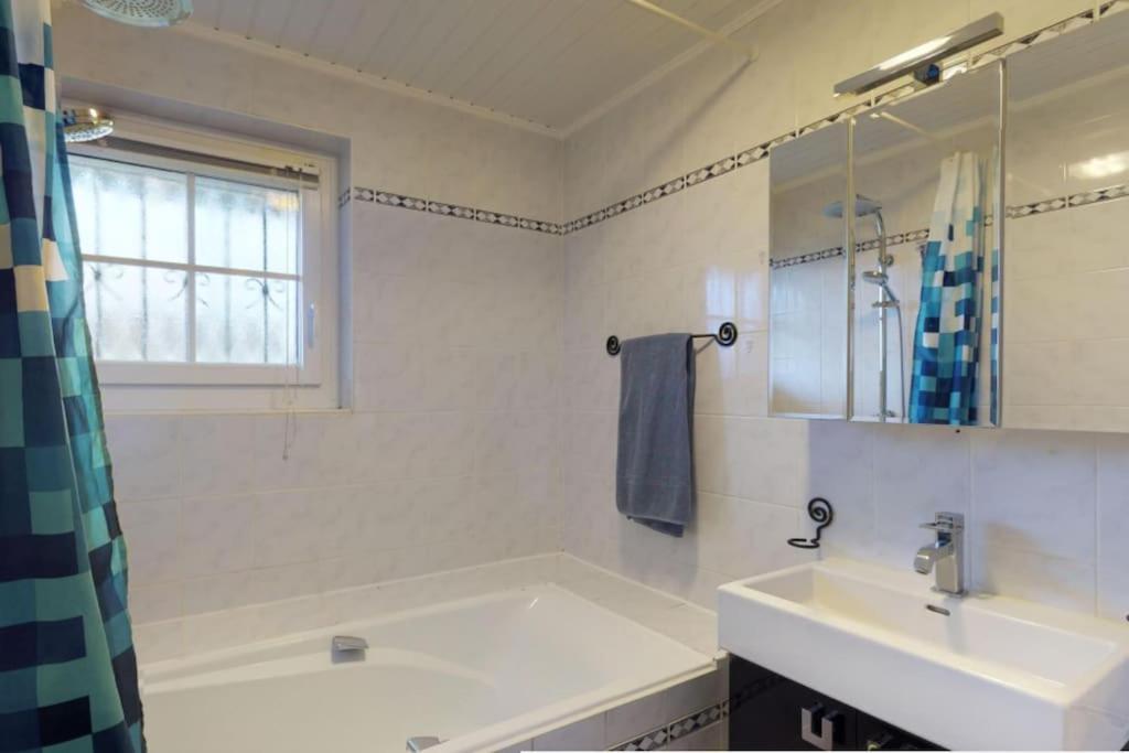 Cheerful Villa With Fireplace, Bath-Tub And Garden Noville المظهر الخارجي الصورة